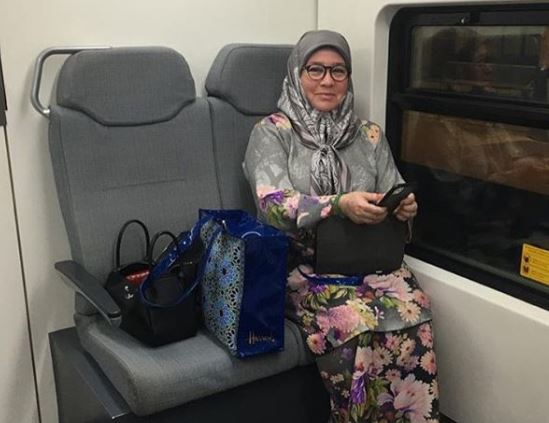 东姑阿兹札在前往吉隆坡国际机场途中，在快铁车厢内拍下她享受使用公共交通服务的一幕。