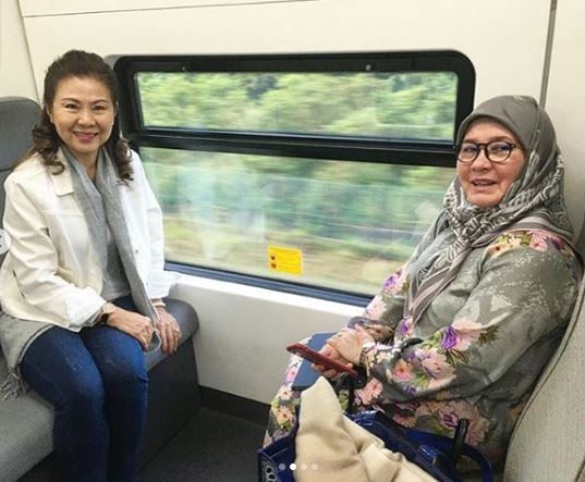 东姑阿兹札（右）巧遇游云丽，更一起乘佳快铁前往吉隆坡国际机场。
