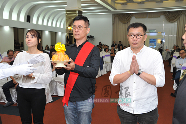 大马中文影视协会主席赖昌铭（中）带领郑雄诚（右）和陈美娥向昌哥致上最后一礼。。