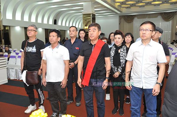叶啸（右2）带领大马华人演艺人工会成员向昌哥致礼。