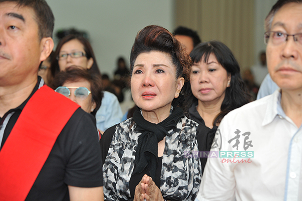 谢玲玲在昌哥举殡礼上哭成泪人。