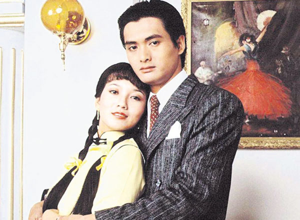 赵雅芝与周润发于1980年合演经典剧集《上海滩》，分别饰演冯程程及许文强，成为观众心见中最喜爱的荧幕情侣。