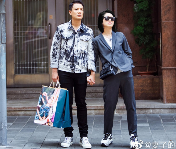 杨千嬅和老公丁子高参加综艺节目《妻子的浪漫旅行3》。