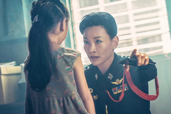 陈冲在片中既是雷厉风行的女警长。