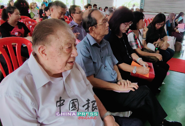 立百病毒浩劫爆发时的双溪立百新村前村长陈子成（左）也出席分享会。
