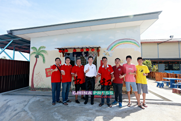 谢琪清（左4）及刘秋兴（左5）在村委陪同下，巡视房政部拨款兴建拉杭新村图书馆及村委会议室。
