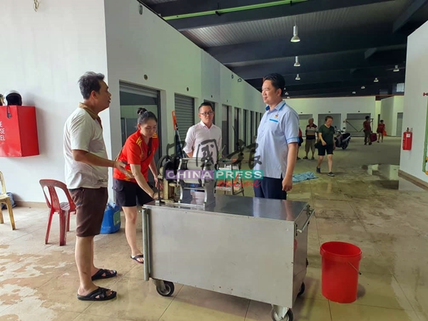 张聒翔（右起）和何永铧一起巡视芙蓉巴刹，以了解小贩们搬迁至二楼营业的最新进展。
