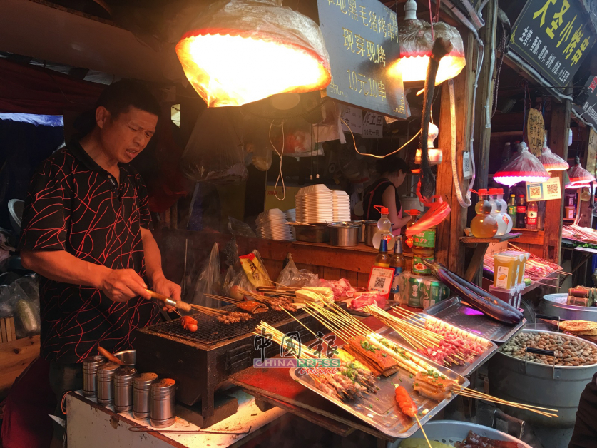 苗寨内的小食街，让游客品尝道地好滋味。
