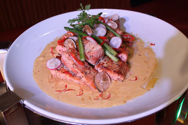 鮮美的鮭魚澆上主廚特調的醬料，勢必帶給你不同享受。