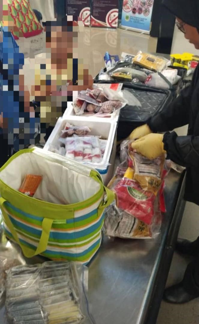 韩国妇女入境时，被发现携带23公斤猪肉产品。