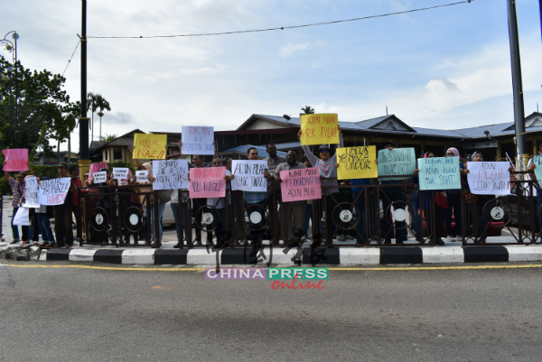 国大党青年团，巫统青年团及非政府组织一行人在庇劳小贩中心进行和平请愿，要求纳扎鲁丁辞职。