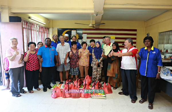 叶耀荣（右4）在会上赠送米粮予10名受惠居民。