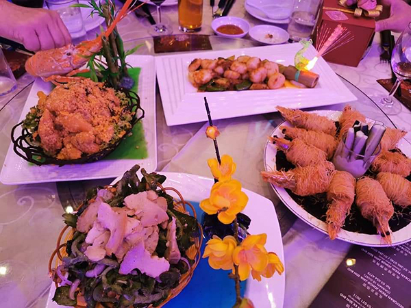 婚宴提供海鲜大餐，招待来宾。