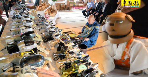 为56条“机器狗”办葬礼  住持诵经超度