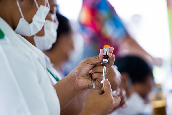 萨摩亚近月来爆发严重麻疹疫情。图为医疗团队准备为萨摩亚人民接种麻疹疫苗。