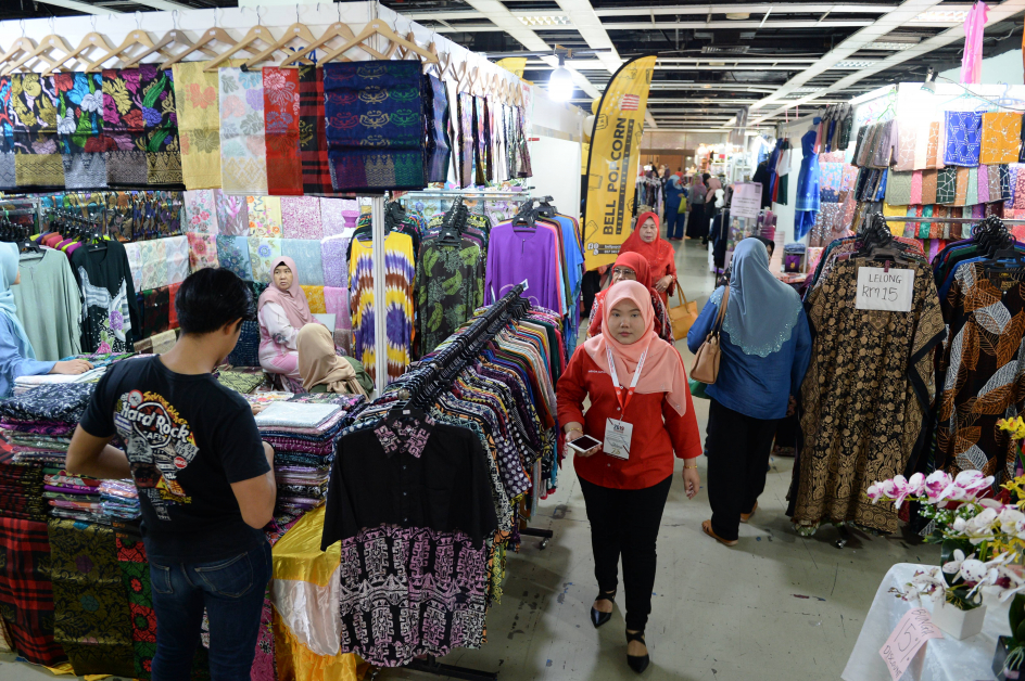 商家在巫统大会会场外的吉隆坡世贸中心设摊，售卖马来服饰。