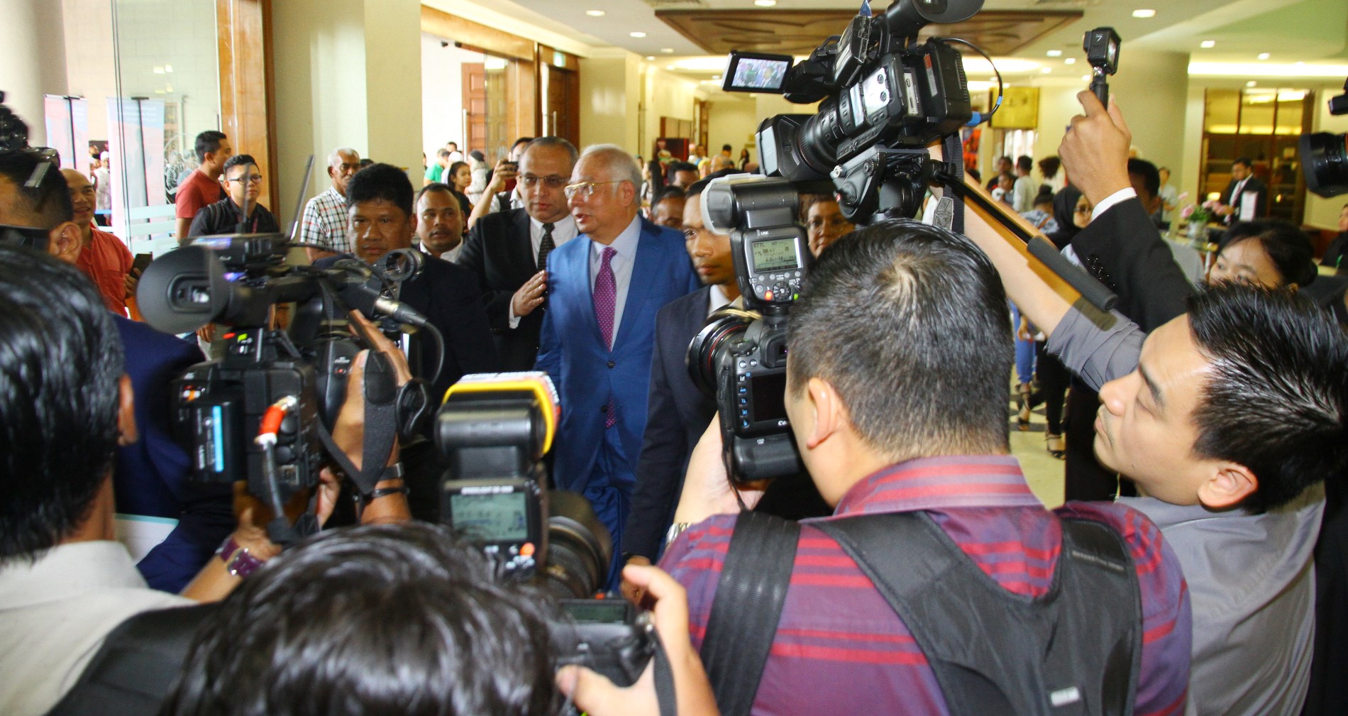 纳吉出庭自辩首日，吸引大批媒体前来采访。