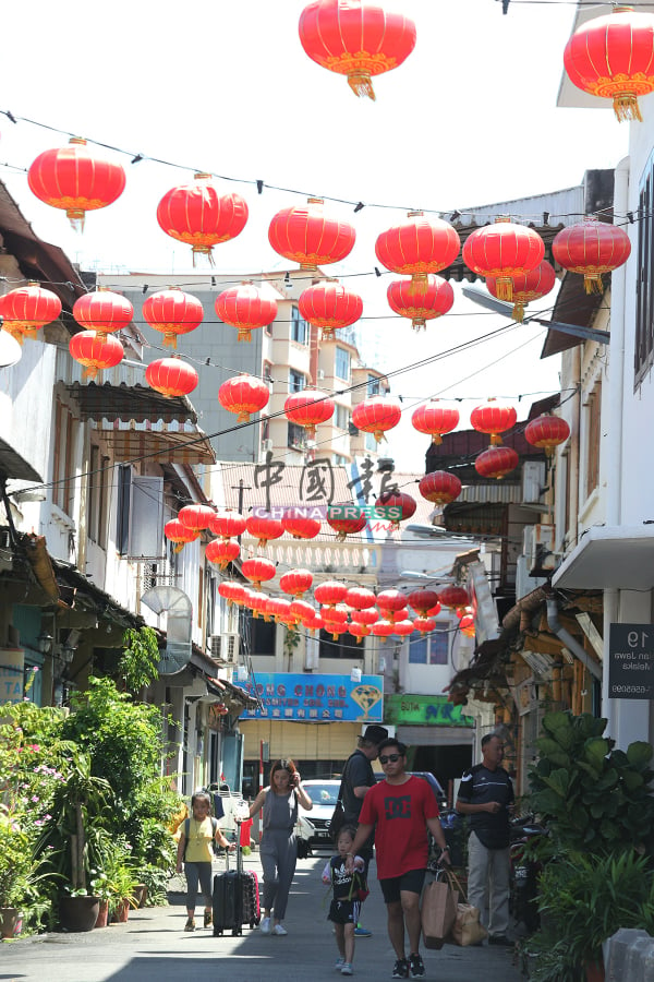 靠近鬼门关的新街上空挂上象征中华色彩的灯笼，让国内外游客感受农历新年气氛。