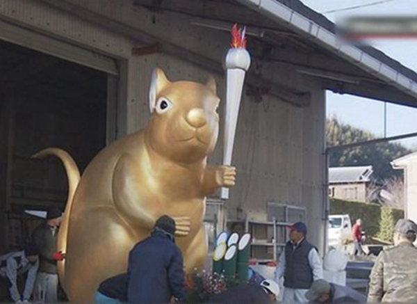 日本三重县津市美里町的辰水神社迎来巨型金鼠，祈求来年东京奥运日本选手金牌丰收。