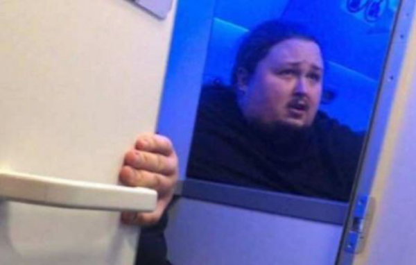 200公斤钢琴家飞机上上厕所遭吸入。