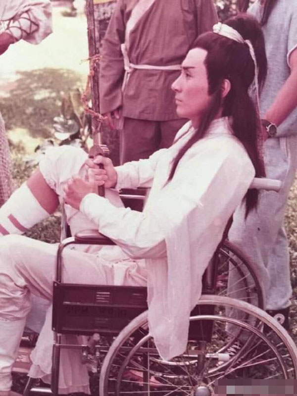 吴岱融在新加坡拍《盗日英雄传》时，断脚受伤。