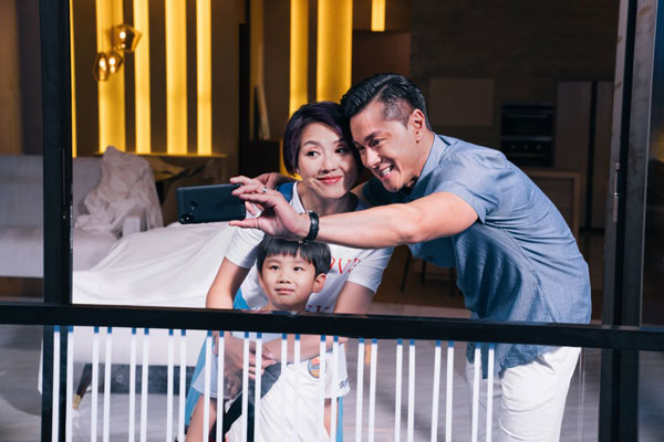 杨千嬅在《多功能老婆》中和黄浩然饰演夫妻，剧中还有一个儿子。