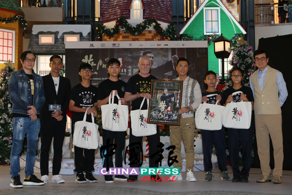 电影公司安排叶问徒孙丁超尘（左5）与其学生示范咏春武术。