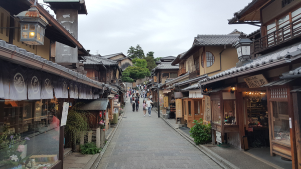清水寺周边的二、三宁阪，是最具有京都独特风情的坡道，两侧充满古老风情的日式建筑，也是体会京都历史韵味的散步好去处。