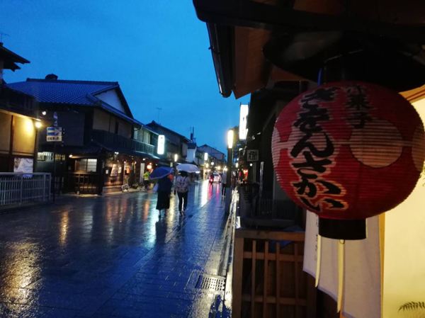 最美的京都祇园记忆，不是雨天的花见小路，而是曾一起撑伞漫步在光影交织的街道，以及在躲雨的屋檐下听雨的时光。