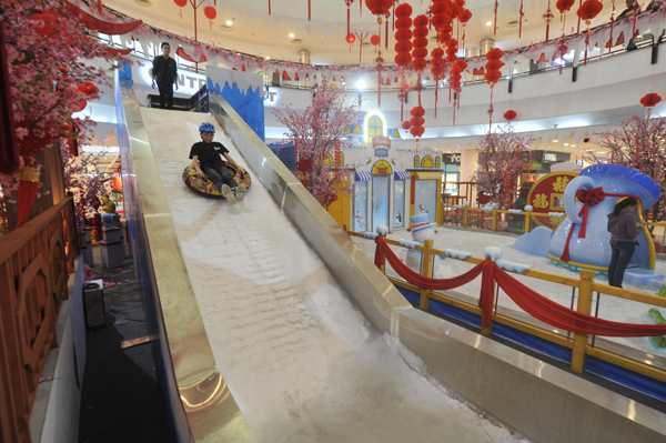 以冰做的滑梯，让你乘坐着滑雪轮胎由高空滑下。
