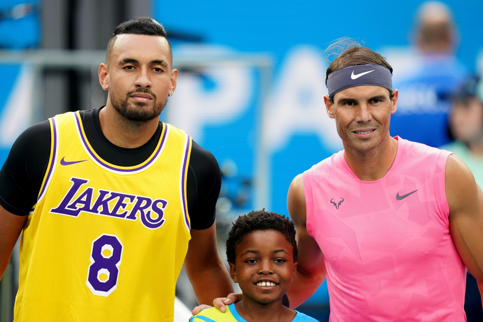 澳洲网球坏小孩克耶高斯（左）在周一对纳达尔的男单8强资格争夺开场仪式，在球衣外套上柯比曾穿的湖人8号球衣，藉此向周日空难身亡的美国NBA篮球传奇致敬。（欧新社）