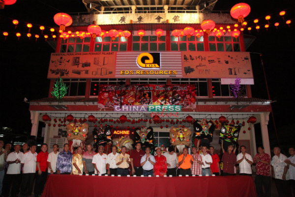 众嘉宾为马六甲广东会馆年景布置，进行亮灯仪式。
