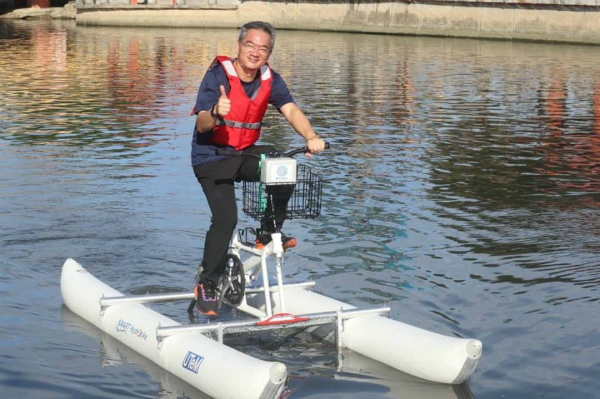 邱培栋对马六甲技术大学运用物联网智能水上脚车清理马六甲河的垃圾，表示赞好。