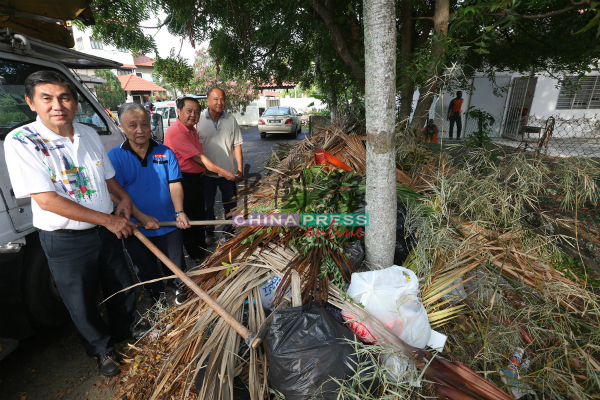 林木贵（右起）、颜贞强、詹行颜及林源添，协助清理花园垃圾。