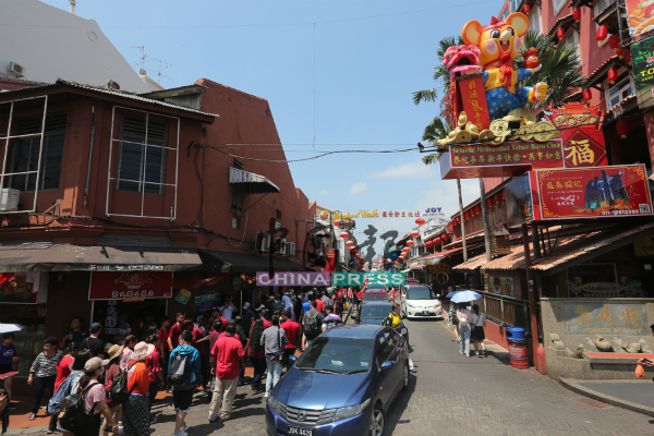 马六甲在年初二，吸引成千上万的国内外人群到来观光，有助促进旅游业的发展。