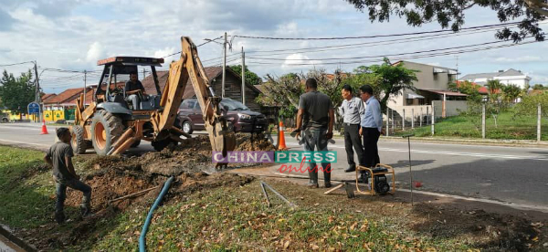 吉里望再也花园旁的地下水管爆裂，导致大吉里望及小吉里望约10个住宅的用户面临断水。