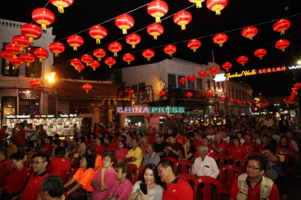 庚子年2020春节亮灯仪式吸引大批民众捧场。