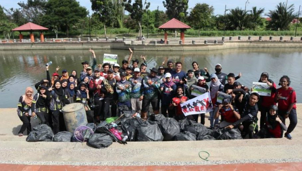 志工们成功清理马六甲河重达1500公斤的垃圾。
