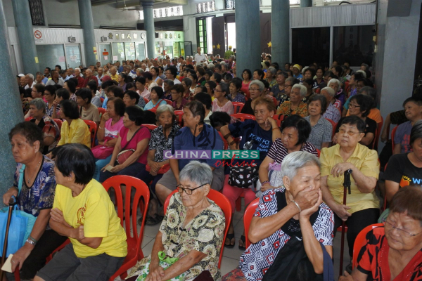 近千名老人挤满明星慈善社礼堂。
