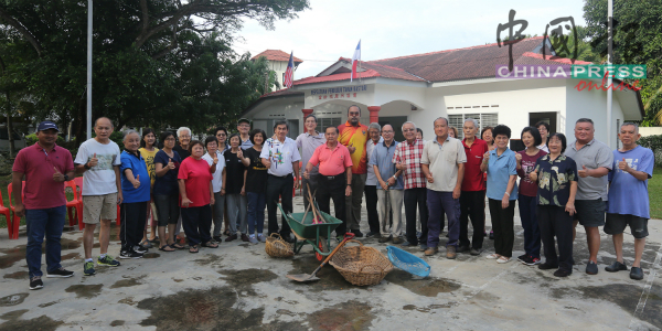 市政厅工作人员及金纱城花园居民，一同参与大扫除活动。