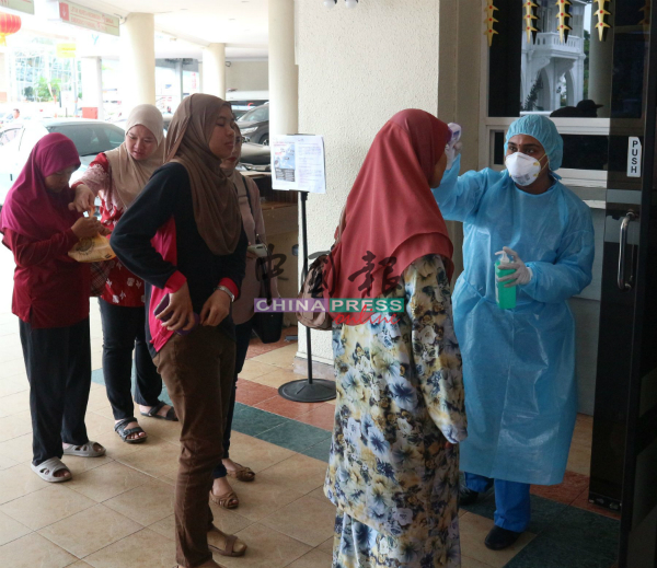 马六甲博德乐专科医院也做好武汉肺炎的防范工作，安排员工在出入口为民众量体温。