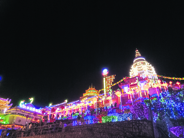 极乐寺灯会是槟城人珍贵的回忆，春节彩灯照亮了整个槟城。