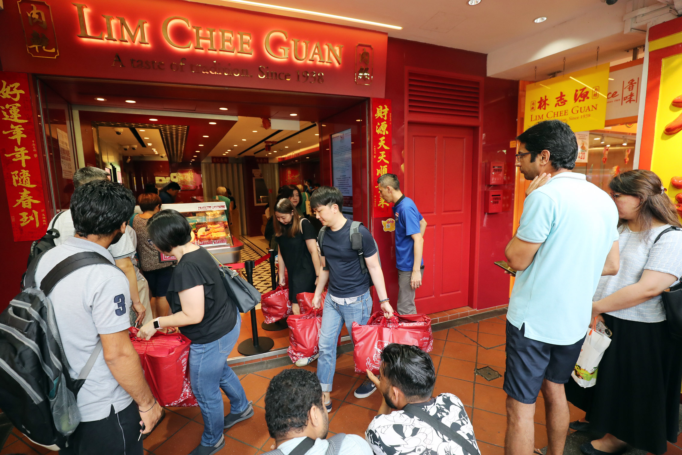 农历新年前，林志源肉干店铺总会出现长长的人龙，当中不乏帮人代购的年轻人，包括大学生。