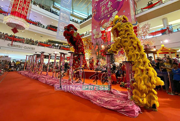 农历新年已越来越靠近，醒狮团已开始受邀到商场进行舞狮演出，增添新年气氛。