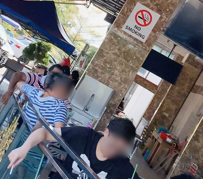 店员劝阻男子禁止吸烟，但遭无视。