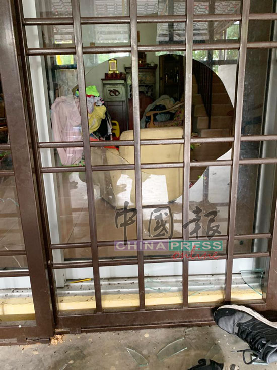 阿窿砸破李宗祥住家两扇玻璃大门。
