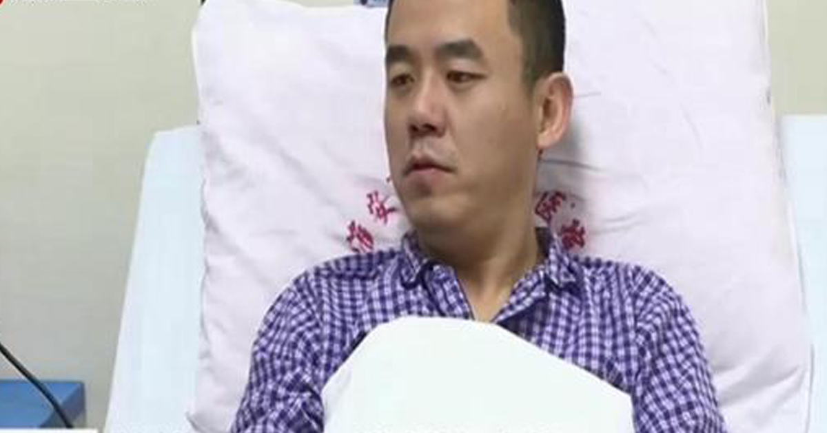 给患者做完手术后，自己也跟着上手术台的医生刘磊。