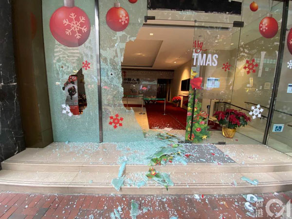 位于轩尼诗道的中国人寿大厦的玻璃门被打碎。