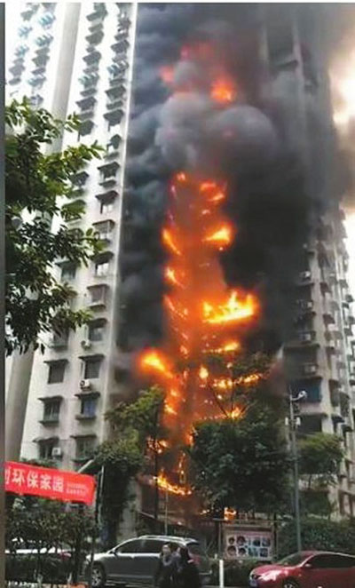 重庆渝北区一高层住宅楼突发大火，有目击者称3分钟从2楼烧到30楼。