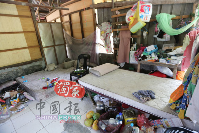 郑氏父子住所由于缺乏打理而杂乱无章，“睡房”堆积着许多杂物，生活环境并不理想。